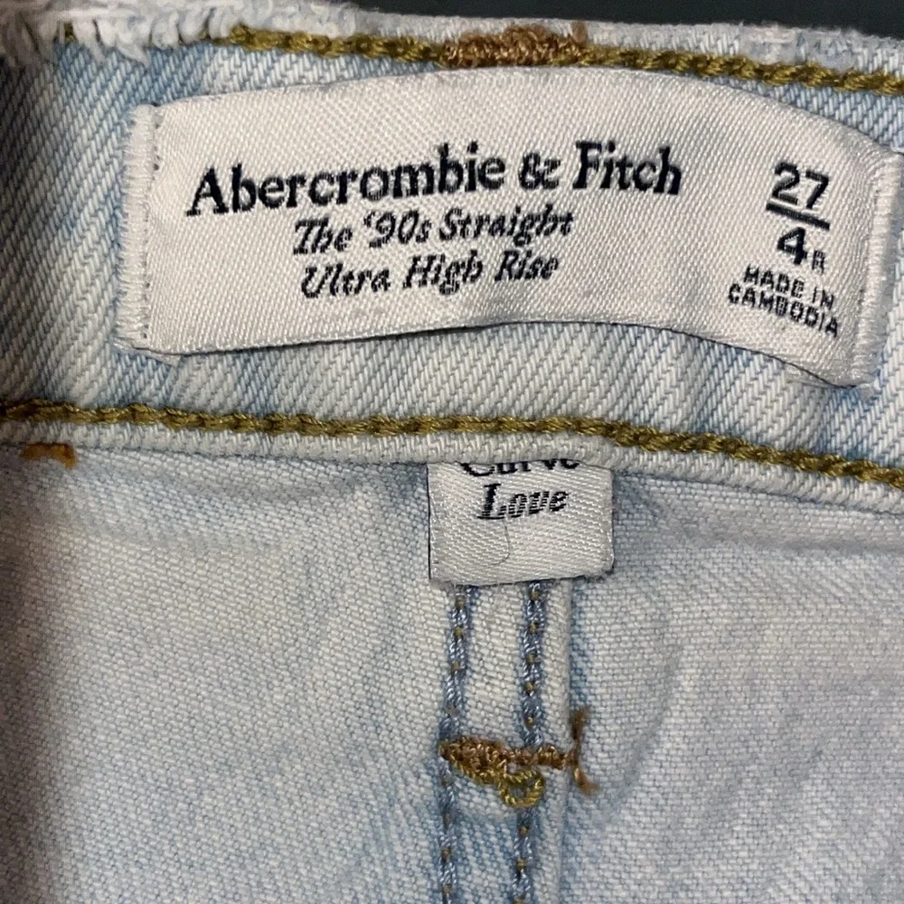 Abercrombie & Fitch Ultra High Rise 90s Straight Jeans 27/4R Destroy Distressed